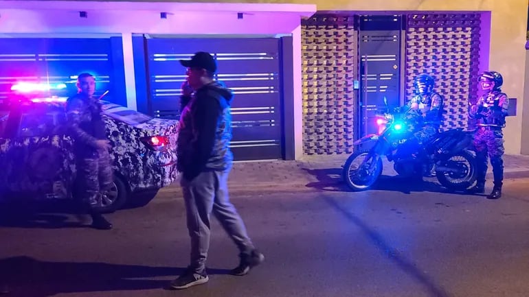 Video: Motochorros que se hicieron pasar por delivery asaltan a los tiros a una pareja en Las Mercedes, Asunción