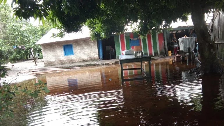 Video: así viven los pobladores de Tacuaras en medio de la inundación