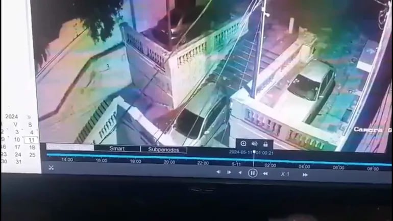 Video: atropelló la escalinata de Asunción y cayó con su automóvil