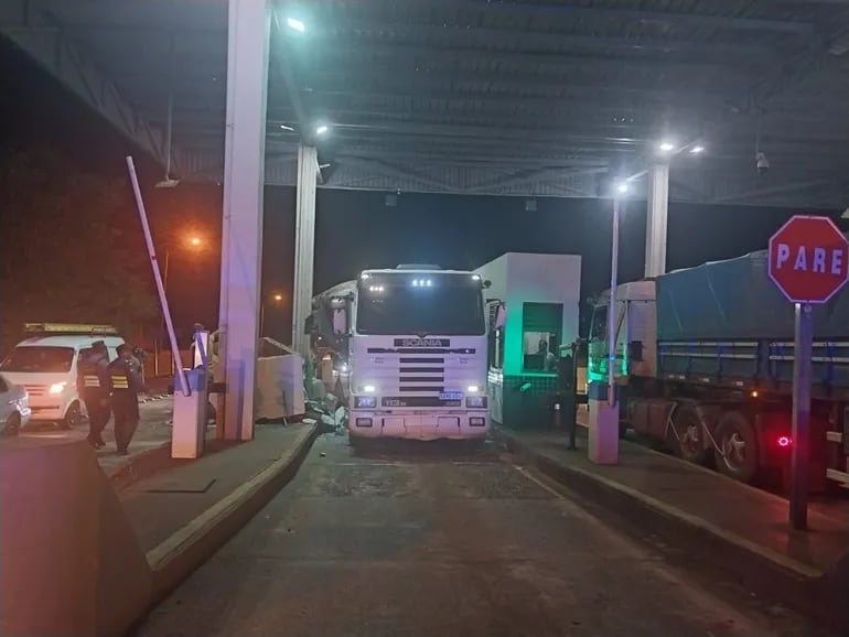 Video: camión derriba caseta del peaje de la ruta PY06 en Santísima Trinidad