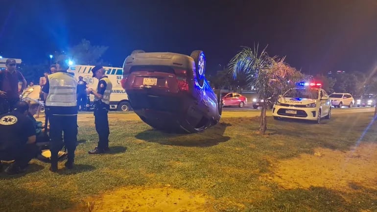 Video: camioneta vuelca en la Costanera de Asunción