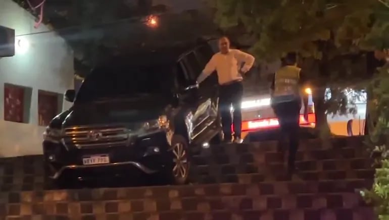 Video: exsenador Juan Darío Monges cayó con su vehículo en escalinata