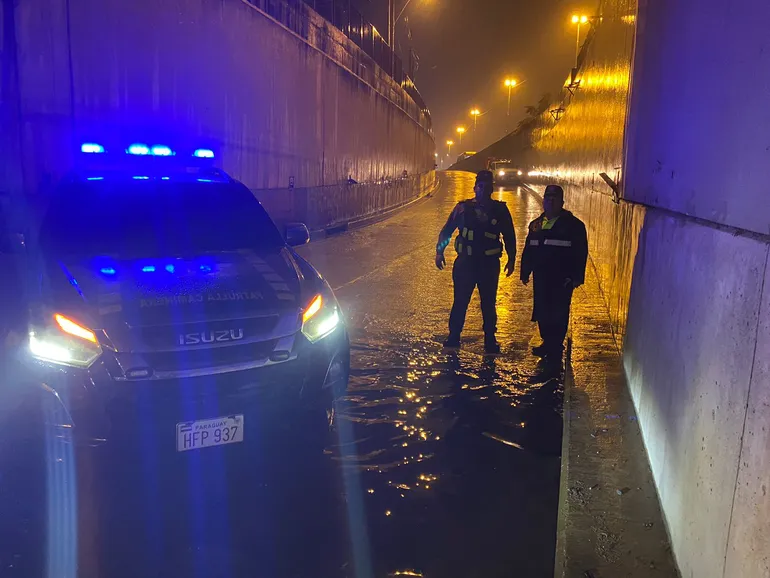 Video: tránsito colapsado en Asunción por raudales