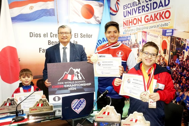 Ajedrecistas campeones mundiales homenajeados por Nihon Gakko