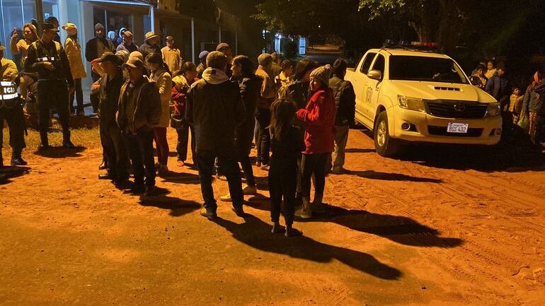 Desalojan pacíficamente a manifestantes apostados frente a la Municipalidad de Arroyito