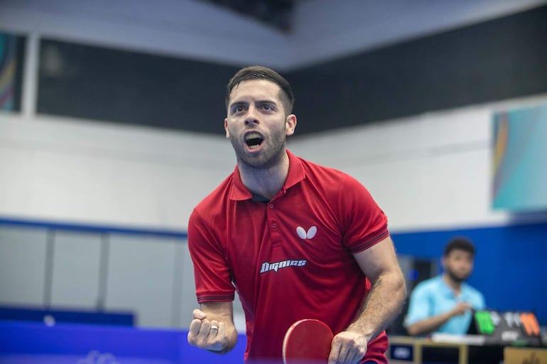 El compatriota Marcelo Aguirre (31) aseguró una medalla al vencer 4-1 al argentino Martín Betancor y anotarse para la instancia semifinal del Campeonato Sudamericano de tenis de mesa Paraguay 2024. – Polideportivo