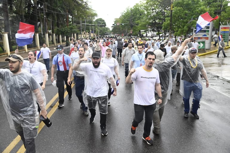 Itaipú insiste que no declare su director sobre despedidos