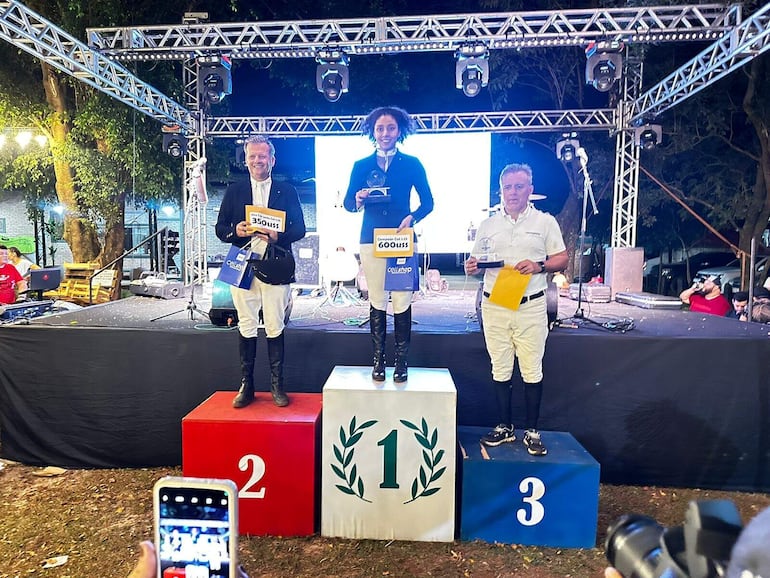 María Belén Giménez Benegas, del Horse King Equitación, se alzó con la Copa Gold en la Sociedad Hípica Paranaense (SHP), la principal competencia de la Séptima Fecha del Ranking de la Federación de Deportes Ecuestres del Paraguay. – Polideportivo