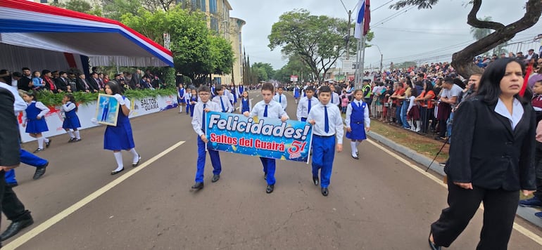 Colorido desfile por los 51 años de Saltos del Guairá