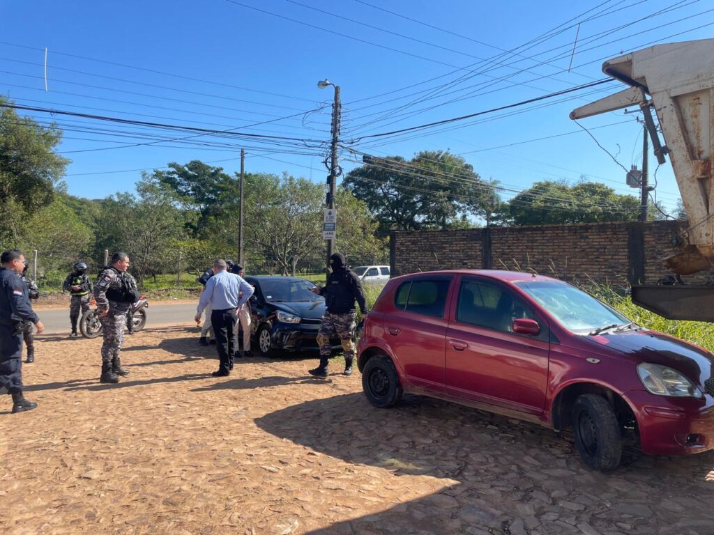 Policía y cómplices, aprehendidos por robo de vehículo en Luque