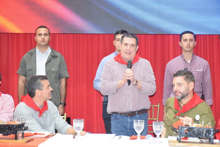 Santi Peña almuerza con Horacio Cartes en mitín político en medio de su Día de Gobierno en Caazapá