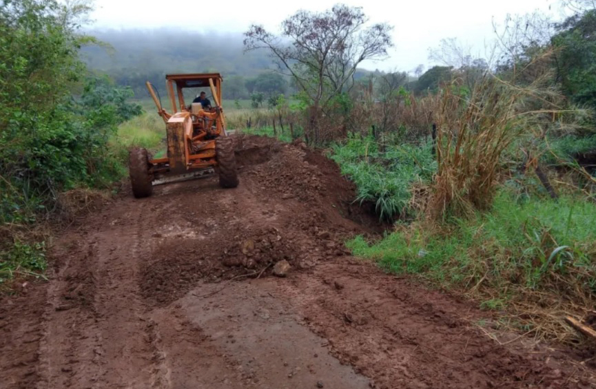 Municipalidad mejora la transitabilidad de caminos para 400 familias en Amambay