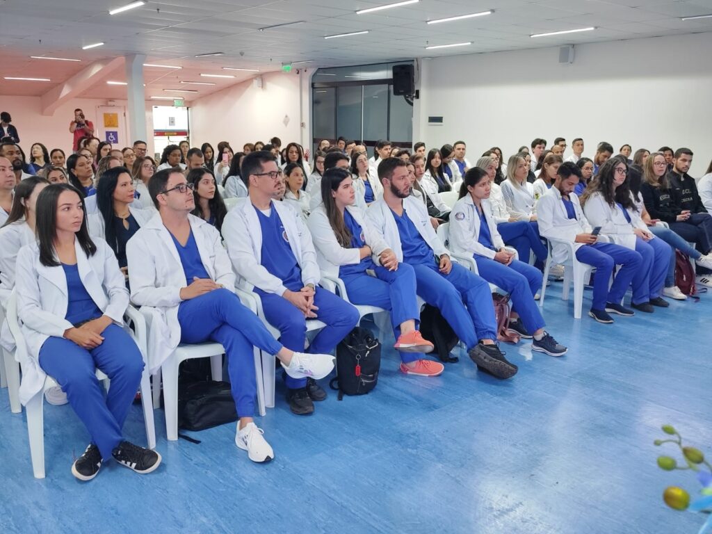 El «Reconocimiento a la Excelencia Académica» de la Universidad Central del Paraguay (UCP) a alumnos destacados en Medicina del periodo 2024