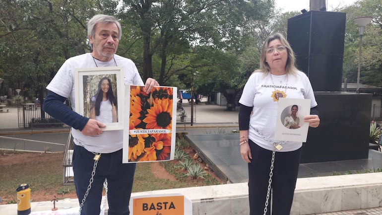 Ante bajas condenas, padres de Sol Chávez se encadenaron frente al Palacio de Justicia