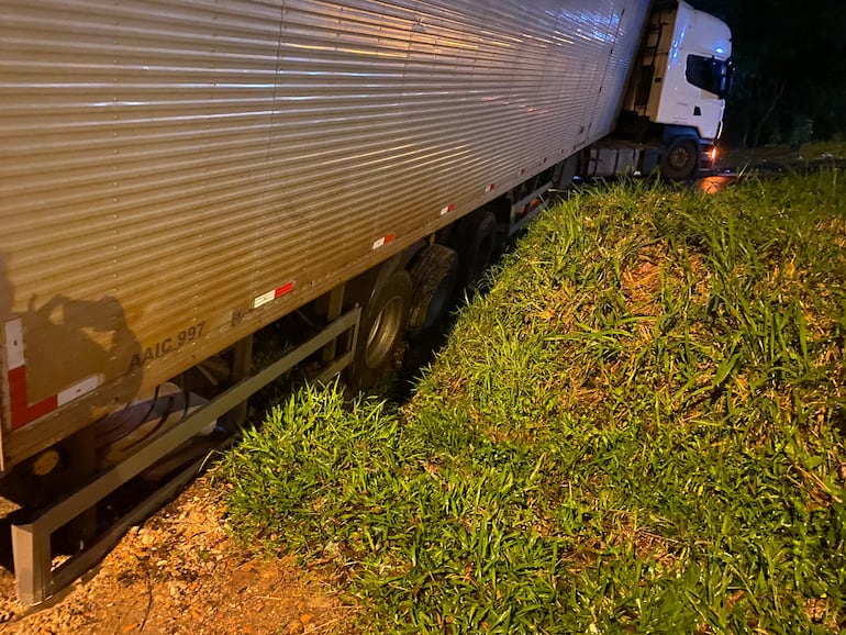 Confió en Google Maps: camión cae a la cuneta y provoca caos vehicular en Luque