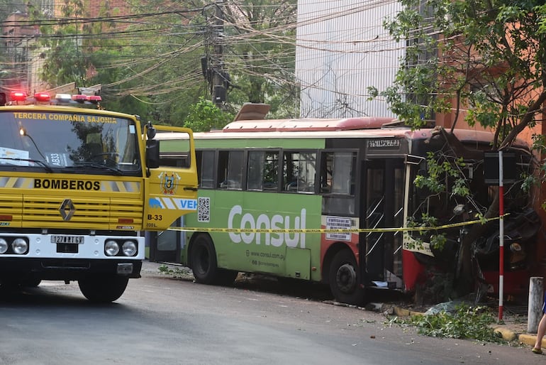 Bus choca contra un árbol y deja cinco heridos en el centro de Asunción