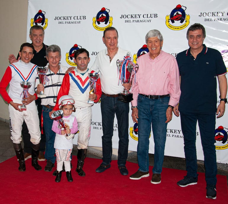 Con clásicos y premios especiales se celebró el domingo un aniversario más de la inauguración del Hipódromo de Asunción, en el coliseo del Jockey Club del Paraguay. Dom Pablo, en el clásico de 2.000 metros, y Sensacional, en el “Ex Presidentes del JCP”, se llevaron los laureles principales a la caballeriza J.C. – Polideportivo