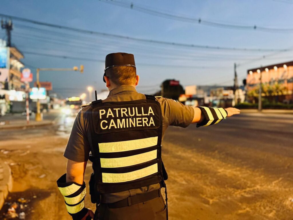 Dos motociclistas mueren al chocar contra camión demorado por Patrulla Caminera