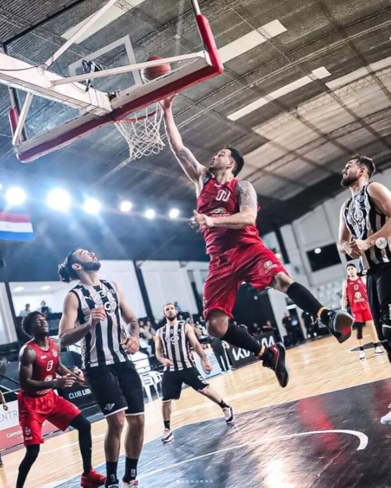 El Rojo de Villa Morra, Félix Pérez Cardozo consiguió una gran victoria por 76-73 en La Huertita, para ponerse a tiro del cuadrangular semifinal del Torneo Clausura de Básquetbol, batiendo a la escuadra de Libertad. – Polideportivo