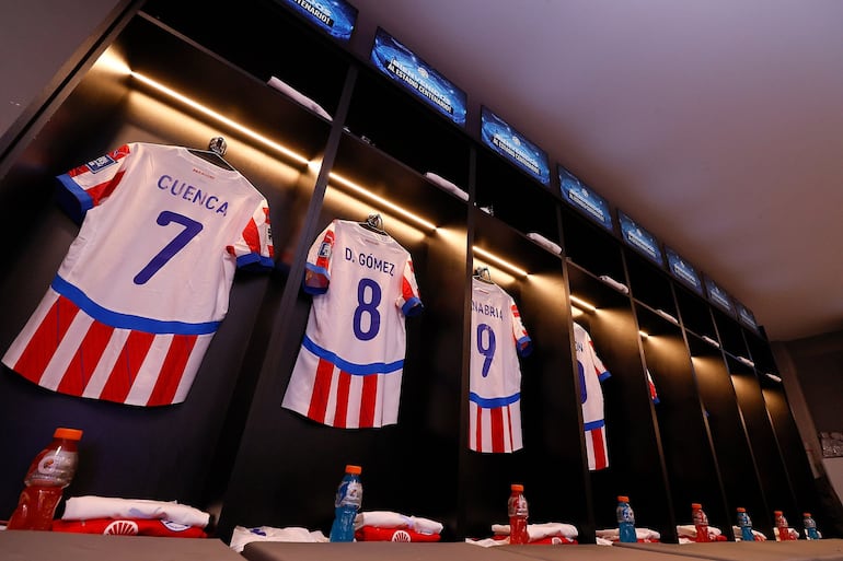 Fotos: El vestuario de Paraguay y cómo luce el estadio Centenario