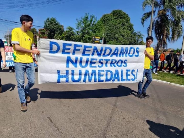 Jóvenes marchan en Pilar en defensa del medio ambiente