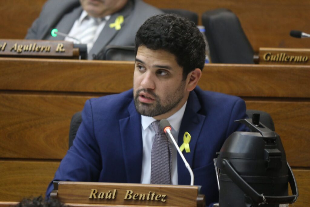 Raúl Benítez denuncia que cartismo violaría el reglamento de Diputados para sancionarlo