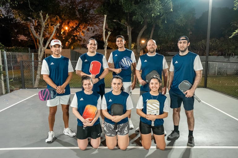 Atletas paraguayos que representarán al país por primera vez en el Mundial de Pickleball 2024, que se llevará a cabo en Lima, Perú, del 22 al 27 de este mes, se encuentran desarrollando con mucho esfuerzo la campaña de recaudación de fondos para cubrir los gastos que demandará la participación en la cita ecuménica. – Polideportivo