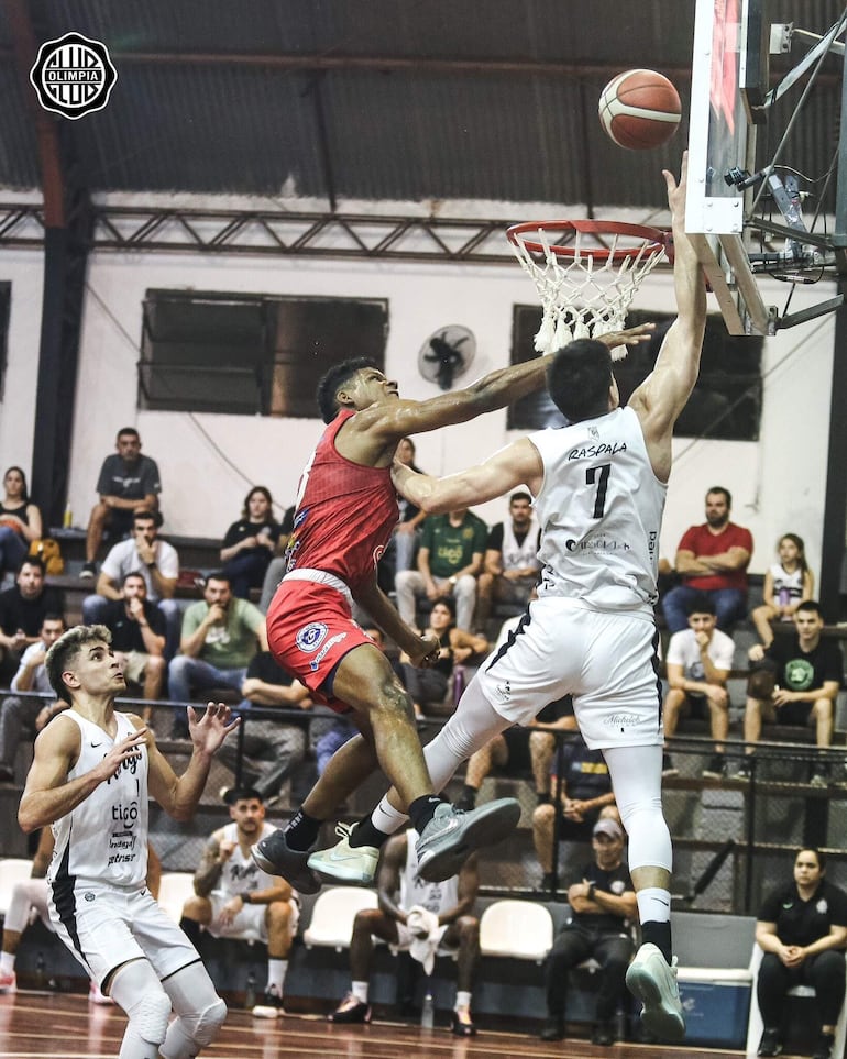 Colonias Gold obtuvo otro resonante triunfo, esta vez frente al campeón vigente, San José, por 82-71 en el juego disputado anoche en su casa, el Ka’a Poty de Obligado, donde la semana pasada se impuso al otro candidato, Olimpia. – Polideportivo