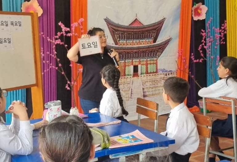 Embajador imparte clase de coreano en escuela en Luque