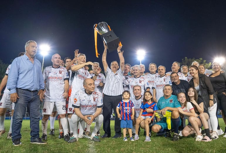 Estrellas el Foro, campeón en Super Senior, en el torneo del Sajonia – Polideportivo