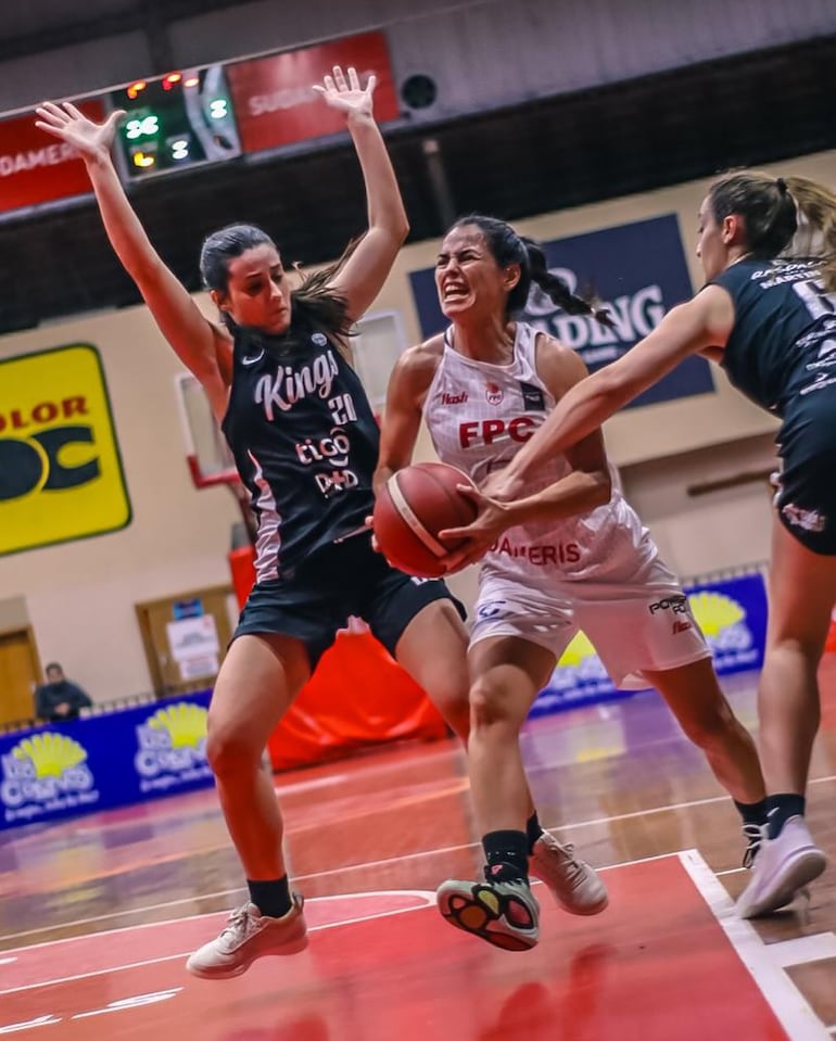 Félix Pérez Cardozo se impuso a Olimpia Queens en el duelo clásico del baloncesto femenino y camina firme hacia la revalidación del título. Será su duodécima estrella en el firmamento basquetero, esta vez en el Clausura de la LNBF. – Polideportivo