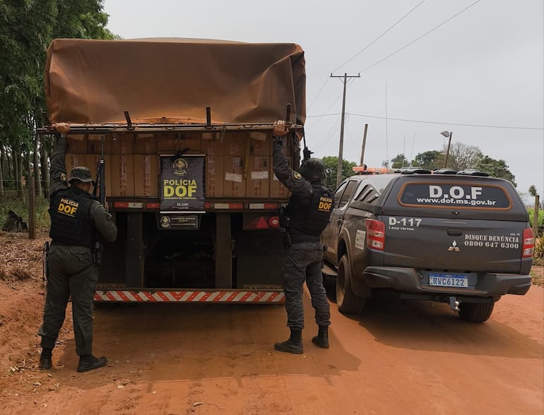 Incautan en la frontera millonaria carga de cigarrillos que era transportada en camión robado