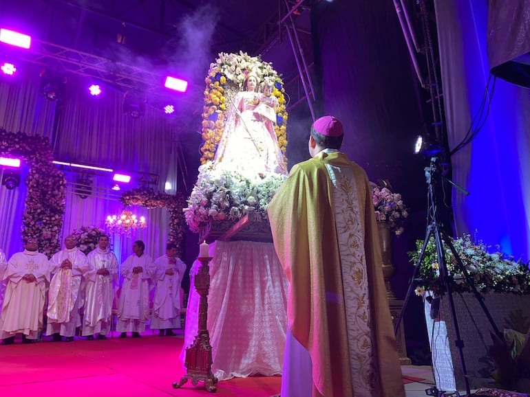 Luque: nuncio apostólico aboga por la paz mundial durante misa en honor de la Virgen del Rosario