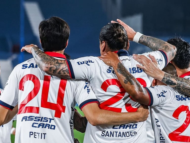 Nacional goleó 5-1 con un tanto de penal de Federico Santander