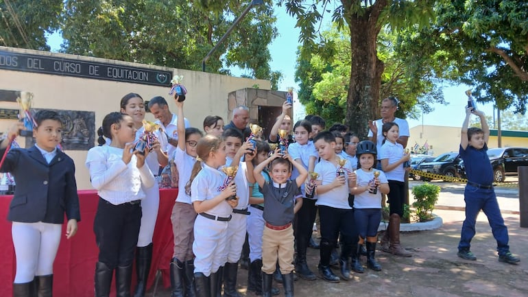 Nathanael Panza se impuso en la categoría mas alta del Interescuela de hipismo, que se desarrolló ayer en el RC4 Acá Carayá, organizado por la Escuela Hípica Asunción y la Asocab. – Polideportivo