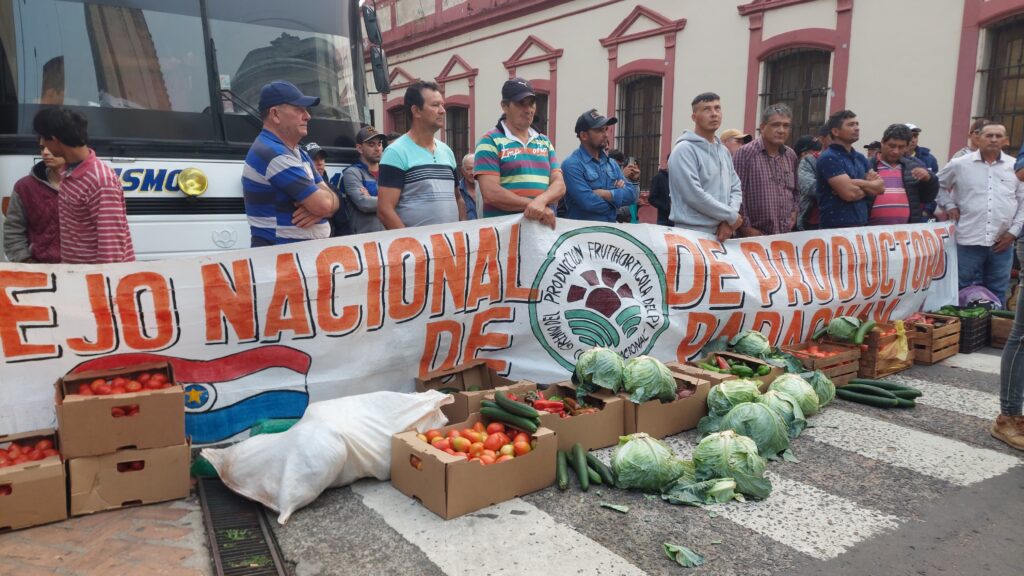 Productores de frutihortícolas prevén marcha y “derrame simbólico” como protesta anticontrabando