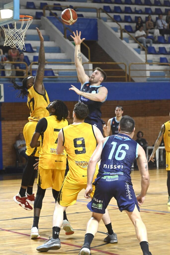 Deportivo San José se prepara para “barrer” la serie final del torneo Clausura contra Colonias Gold, luego de lograr la victoria en el segundo partido disputado anoche en su territorio. Los santos se impusieron por 73-71 a los colonos y puede conseguir su octavo título al hilo en Obligado. – Polideportivo