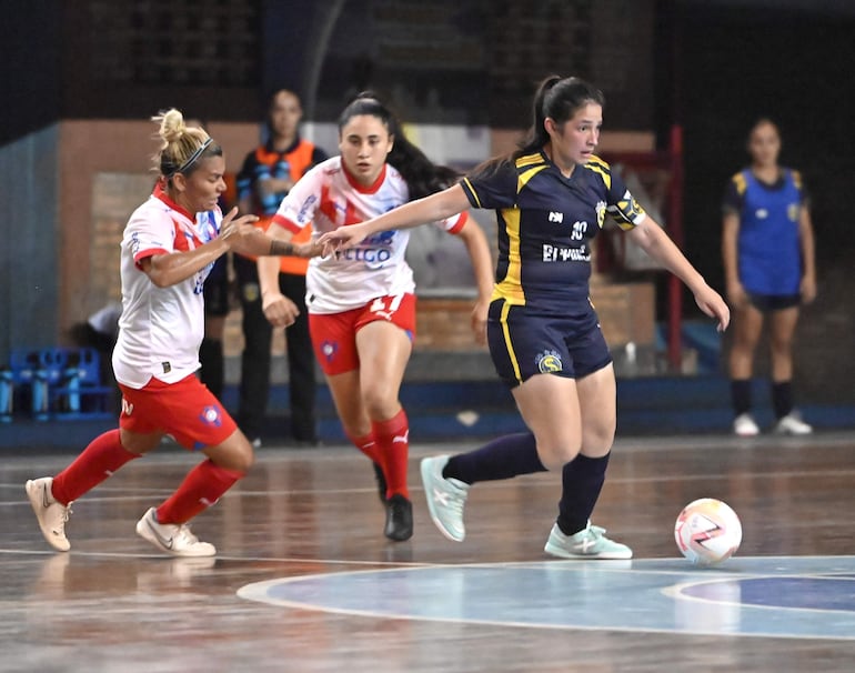 El conjunto de Sport Colonial se impuso a Cerro Porteño por 3-2, en la primera final disputada por el título del Campeonato Femenino de Futsal 2024. El partido de vuelta se disputará el próximo martes, a partir de las 20:00, nuevamente en el polideportivo del club Sol de América “Óscar Luis Giagni”, sobre Quinta Avda. – Polideportivo