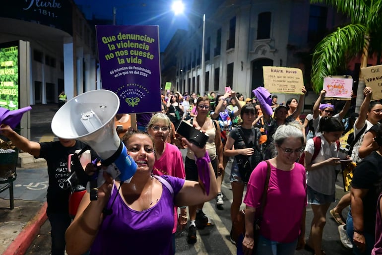 Embajada de EE. UU. se ilumina de naranja en contra de la violencia hacia la mujer