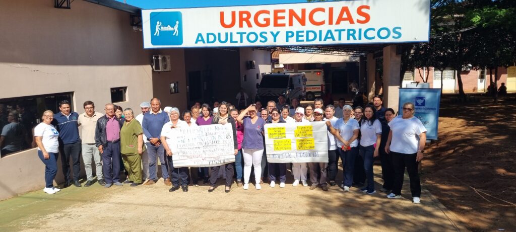 Funcionarios de blanco del Hospital Regional de San Juan Bautista rechazan la Ley de Carrera Civil