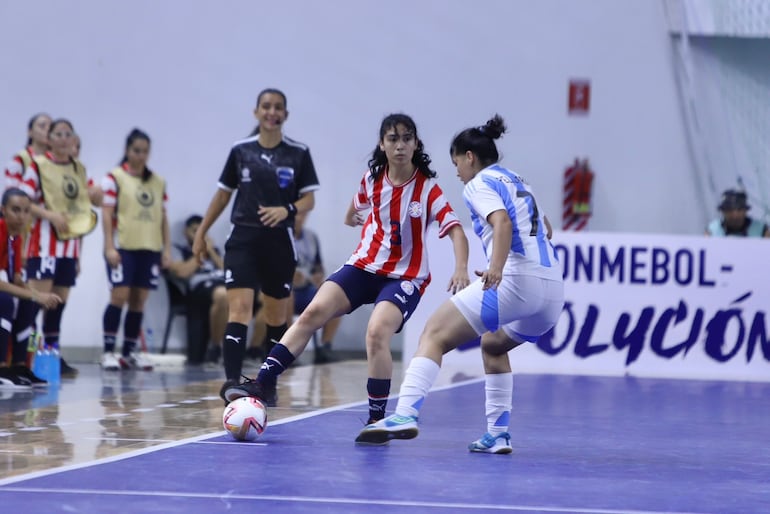 La selección paraguaya igualó 1-1 frente a Argentina y quedó fuera de las semifinales de la Conmebol Sub 20 de Futsal Femenino, que se disputa en nuestro país. Esta vez no hubo milagro para que las albirrojas consiguieran la victoria. En el debut contra Venezuela, Paraguay empató faltando 6 segundos para el final y ello permitió que llegara con chances de avanzar. – Polideportivo