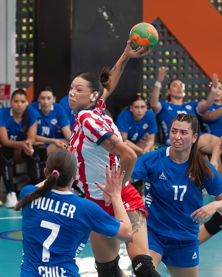 La selección paraguaya se impuso a su par de Chile en su debut en el Campeonato Sur Centro América SCA de Handball Senior Femenino “Río de Janeiro 2024″. El torneo se disputa en el Gimnasio CT Niteroi de la localidad brasileña del mismo nombre. – Polideportivo