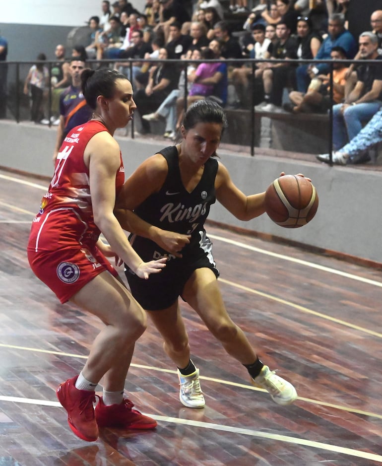 Las chicas de Félix Pérez Cardozo, las campeonas vigentes, consiguieron anoche la victoria en su visita a Olimpia Queens, e igualaron la serie final 1-1 en la lucha por el título del Torneo Clausura de la Liga Nacional de Básquetbol Femenina. Todo se definirá el viernes, en Villa Morra. – Polideportivo