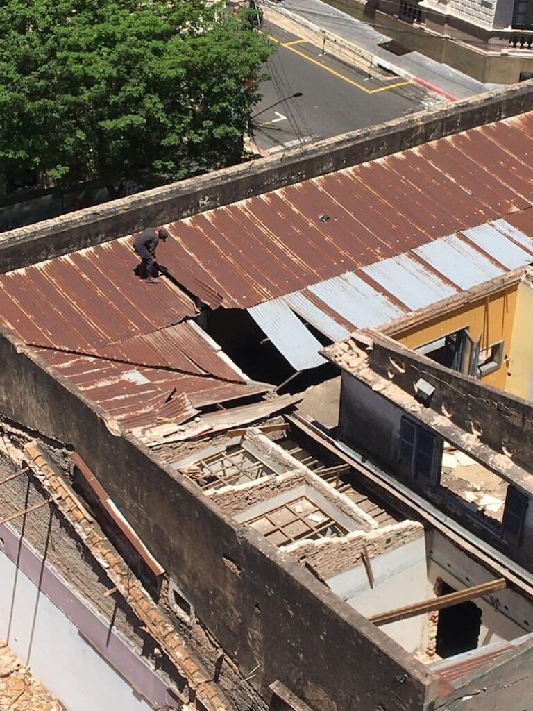 Video: así saqueaban el edificio que colapsó en el microcentro, frente a la Vicepresidencia