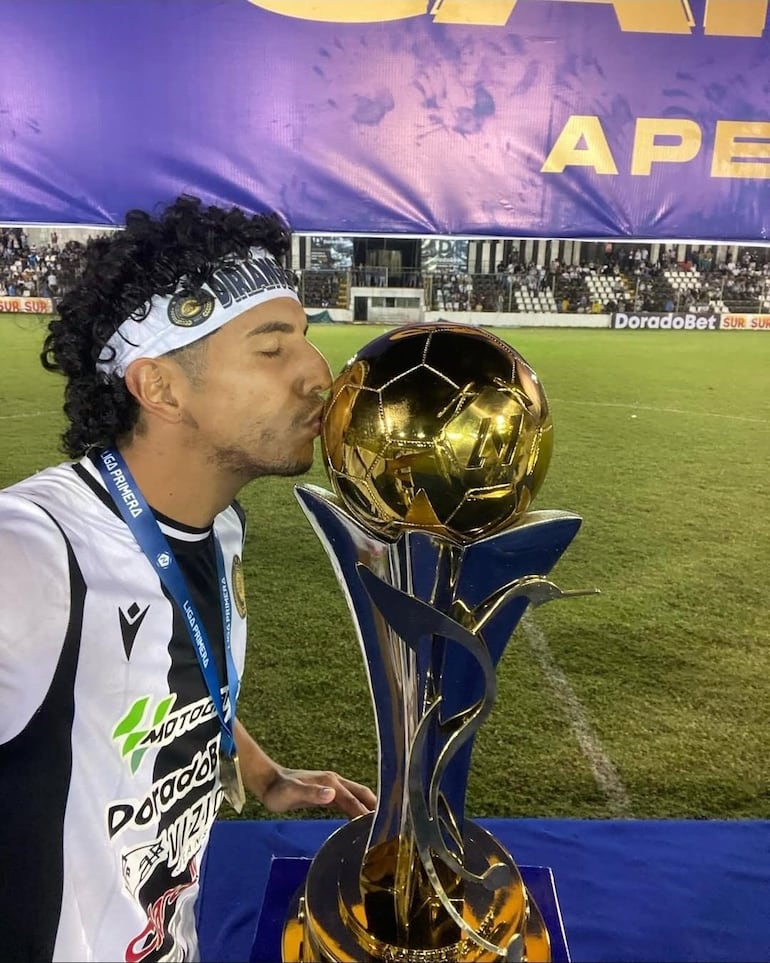 En Nicaragua: Carballo besa la copa Apertura  Internacional