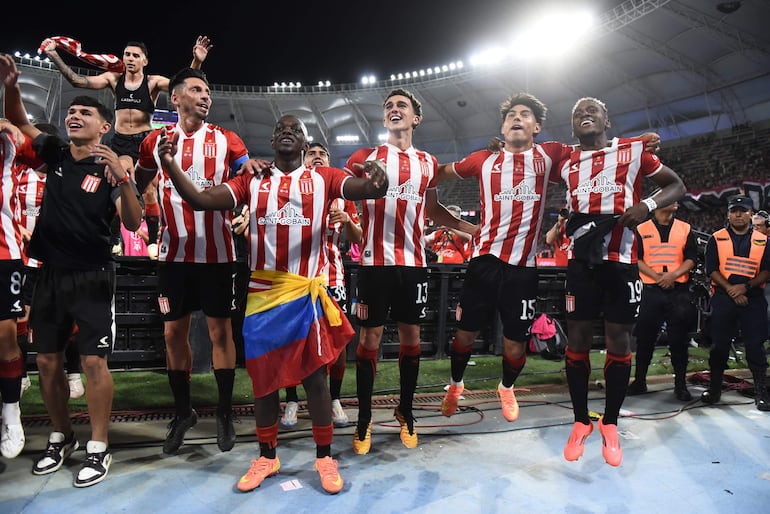 Estudiantes gana Trofeo de Campeones de Argentina con goleada sobre Vélez