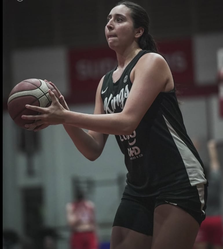 Gabriela Bernal (17), juvenil pero ya con bastante experiencia en la primera división del baloncesto de nuestro país, últimamente en Olimpia, jugará en The Academy of Central Florida, en los Estados Unidos.