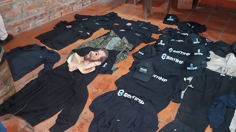 Hallan máscara, vestimentas de la Policía, y tres camionetas robadas en escondite de asaltantes de firma de caudales