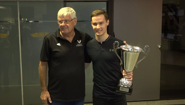 Joshua Duerksen en casa, trofeo en mano y con el deber cumplido