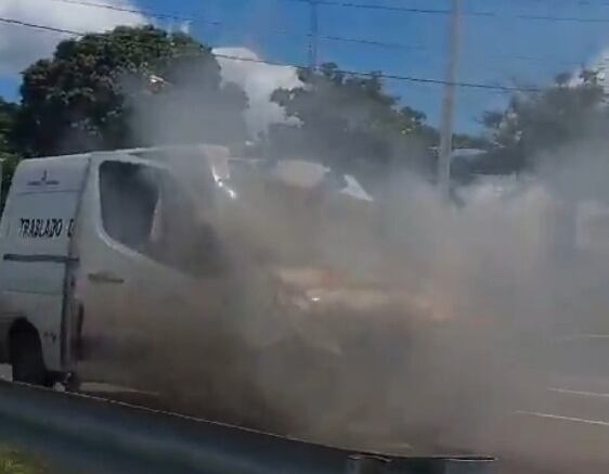 Video: vehículo que trasladaba a 13 reclusos se incendió sobre ruta PY02
